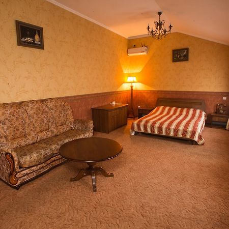 Magnat Lux Hotel TTchernivtsi Extérieur photo