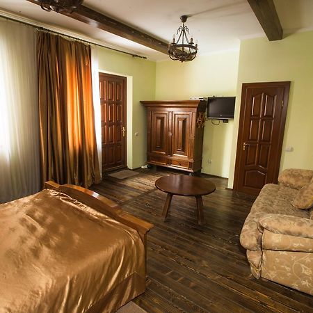 Magnat Lux Hotel TTchernivtsi Extérieur photo