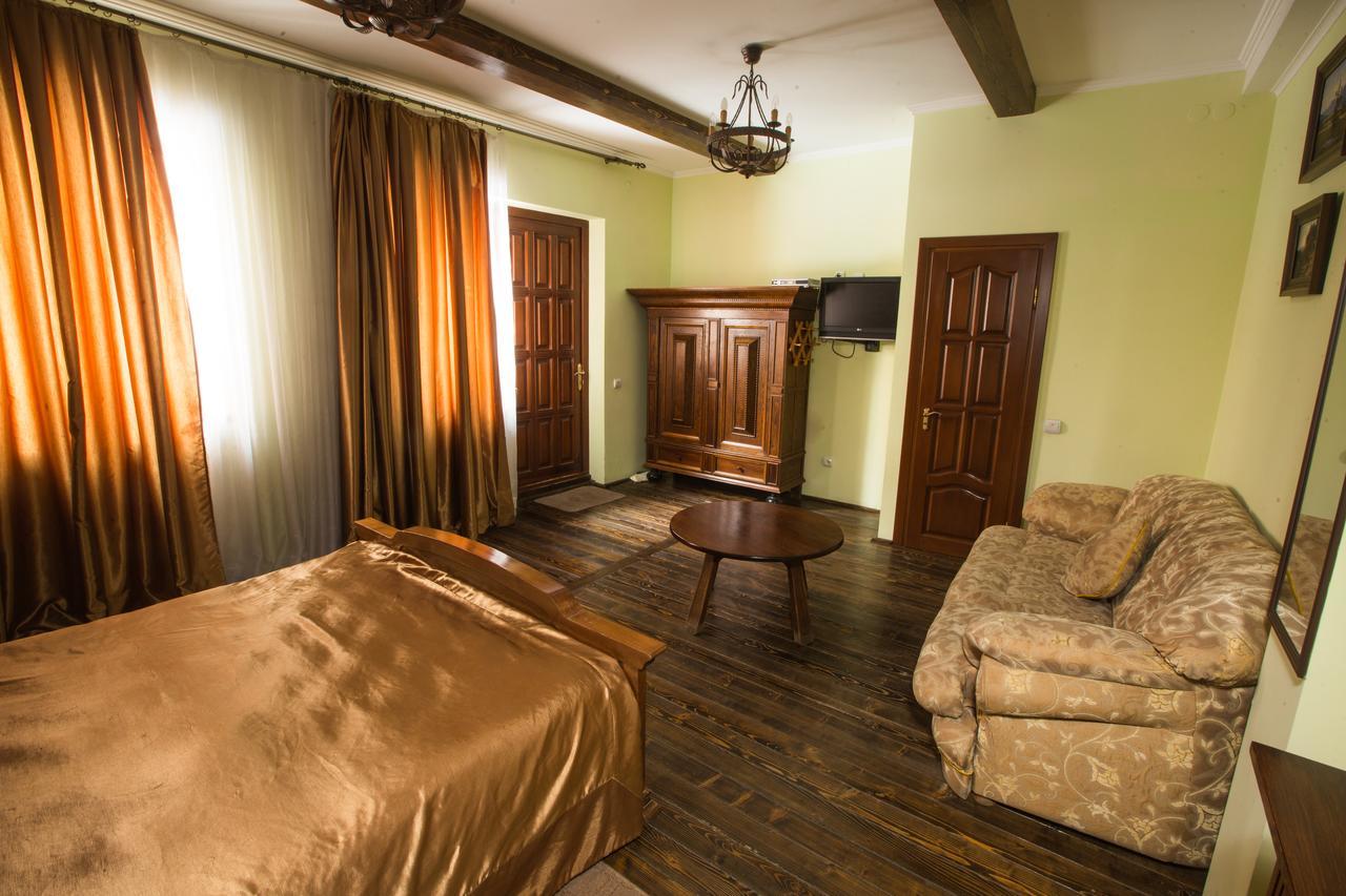 Magnat Lux Hotel TTchernivtsi Extérieur photo