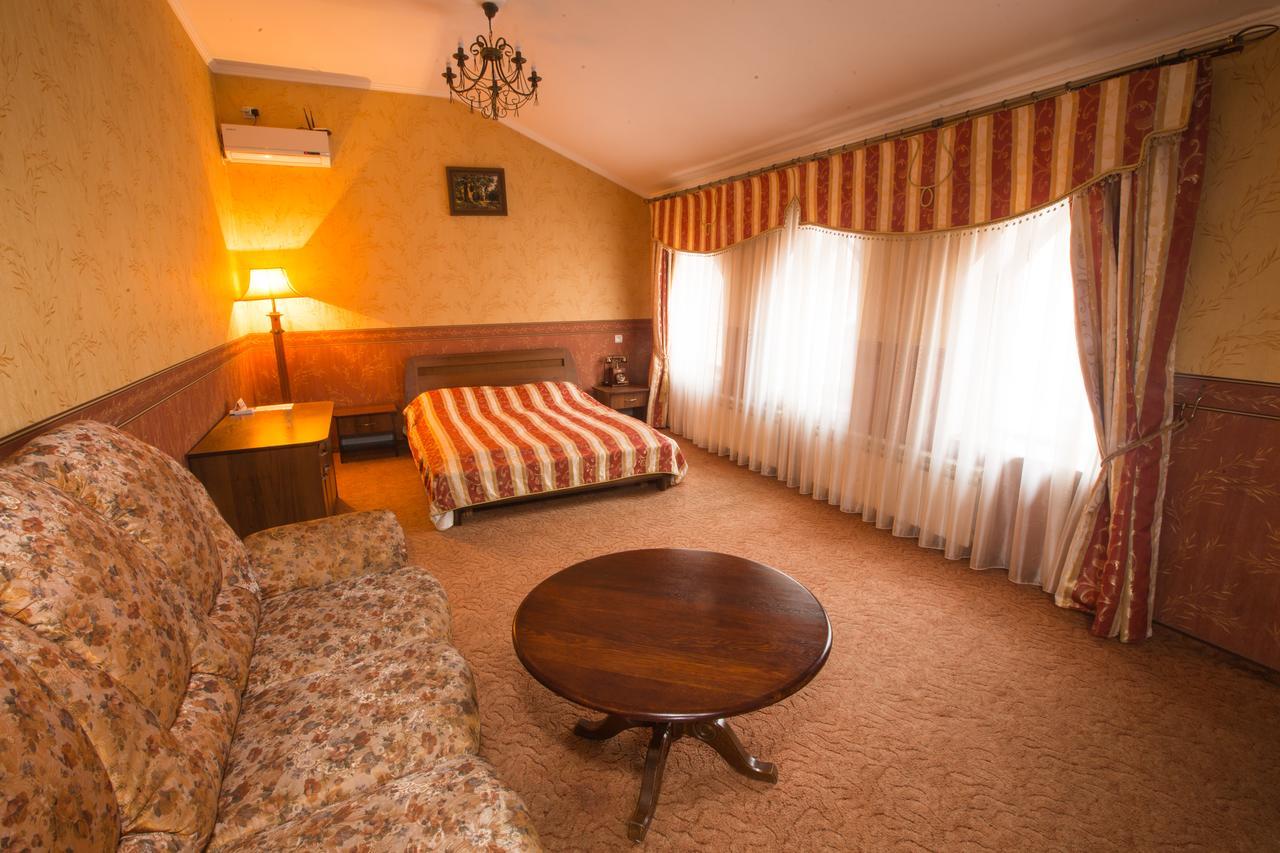 Magnat Lux Hotel TTchernivtsi Extérieur photo