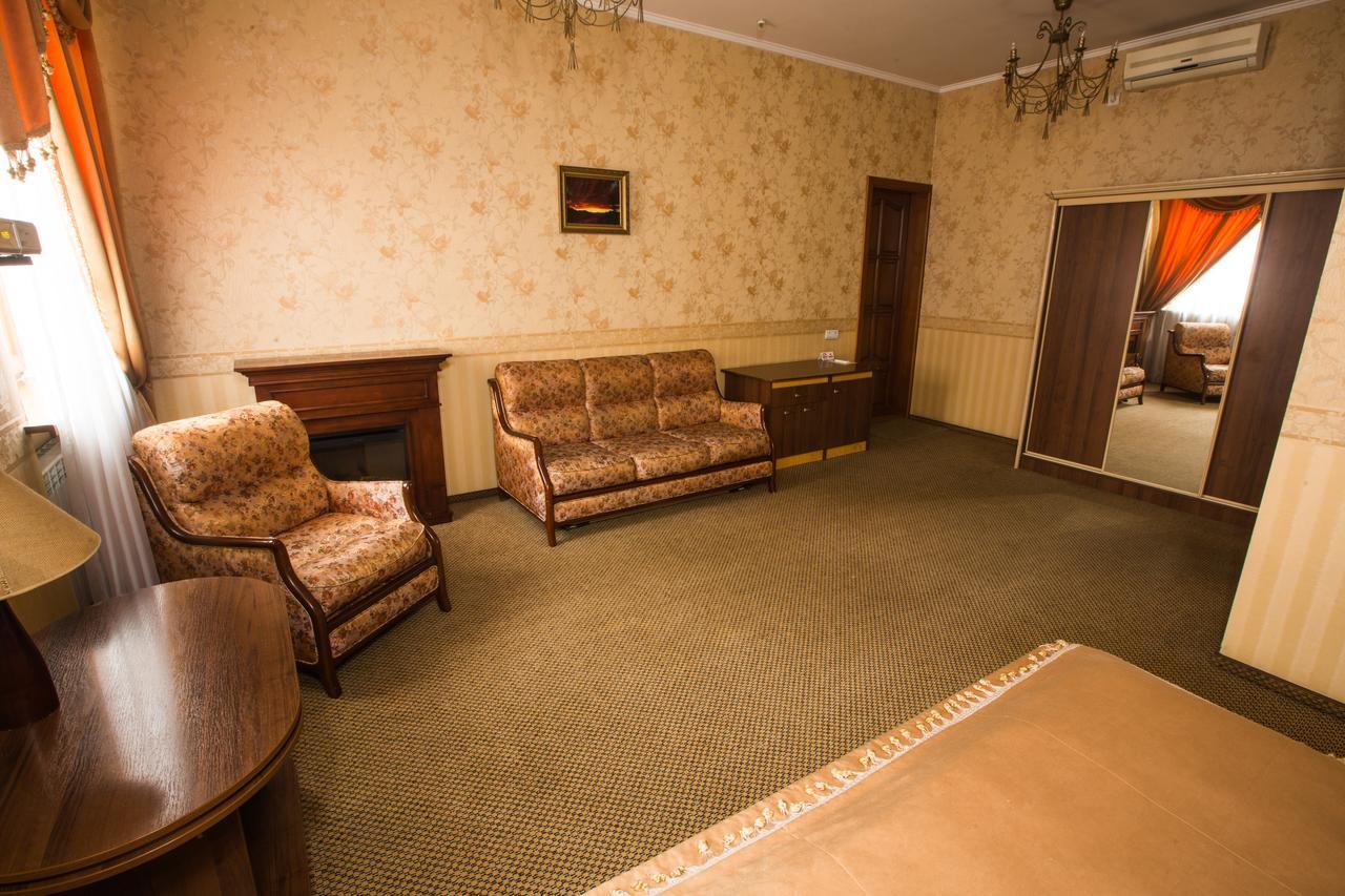 Magnat Lux Hotel TTchernivtsi Extérieur photo