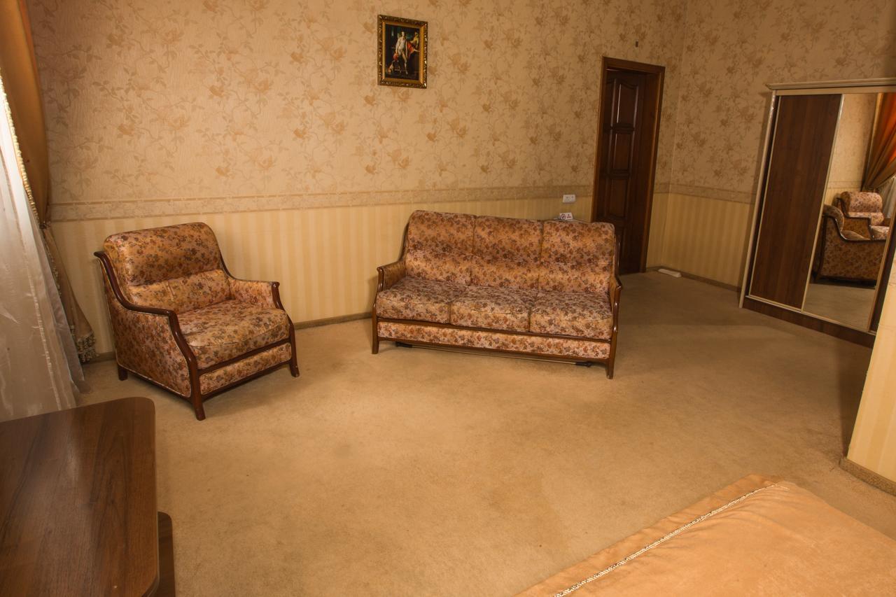 Magnat Lux Hotel TTchernivtsi Extérieur photo