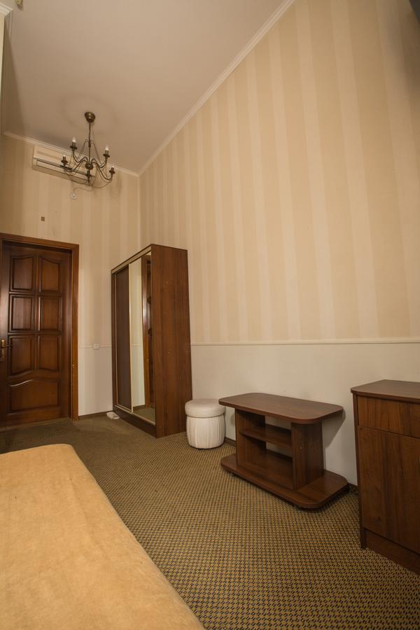 Magnat Lux Hotel TTchernivtsi Extérieur photo