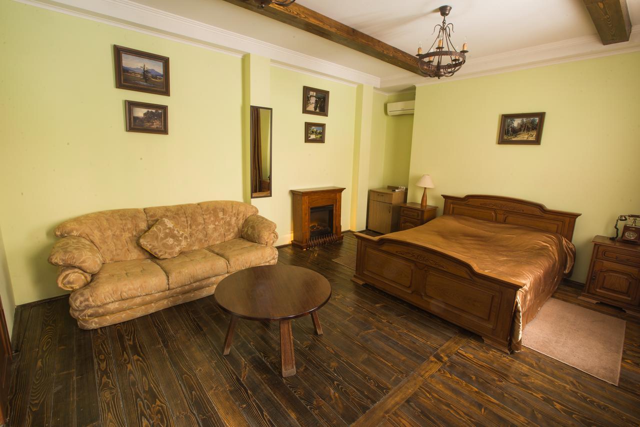 Magnat Lux Hotel TTchernivtsi Extérieur photo