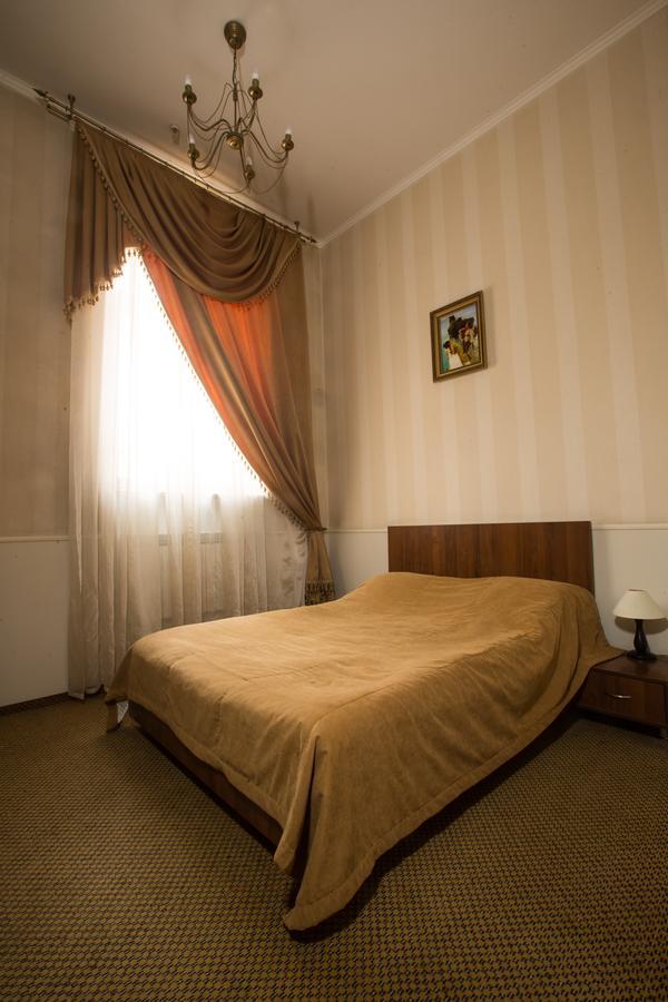 Magnat Lux Hotel TTchernivtsi Extérieur photo