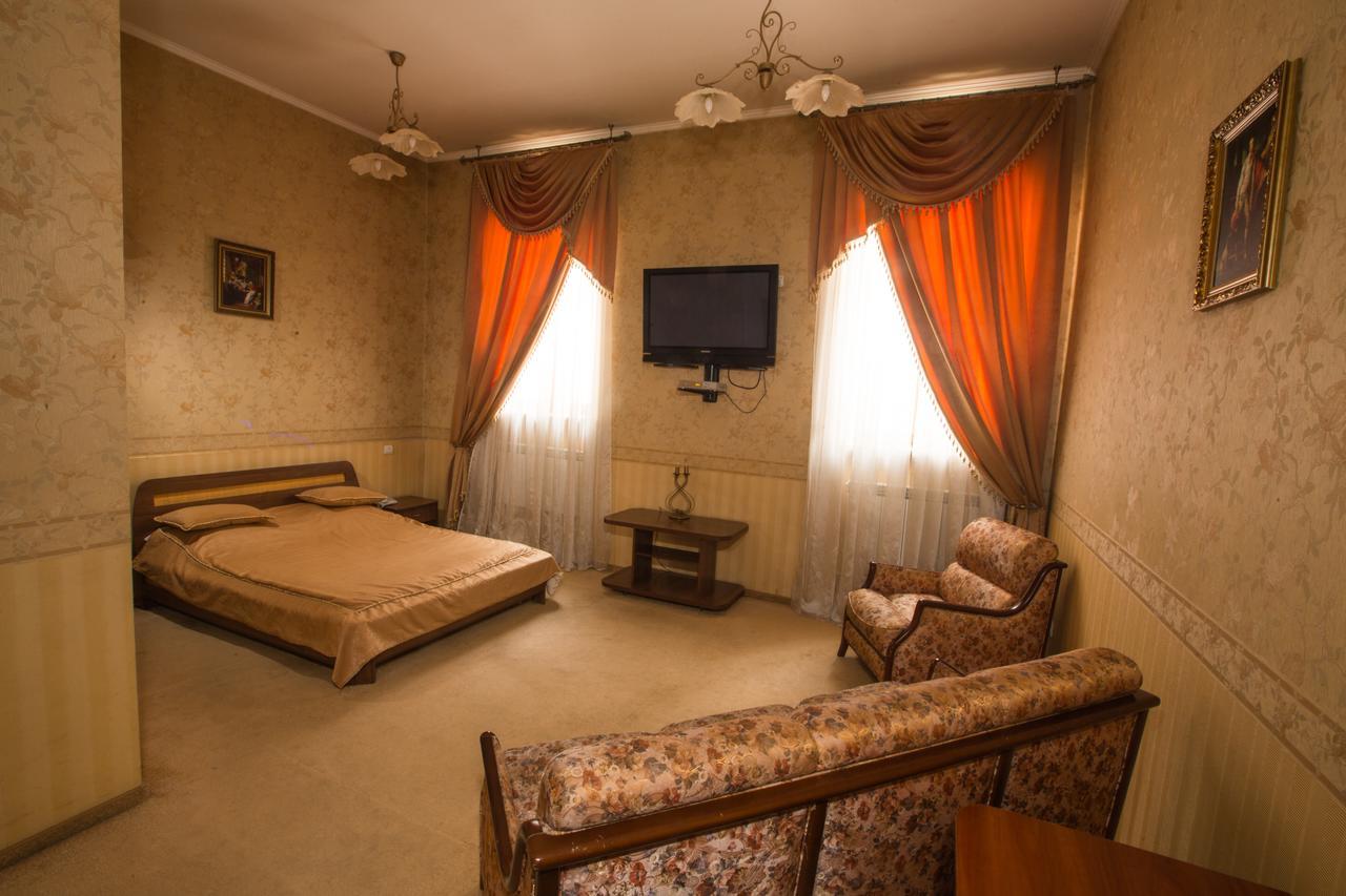 Magnat Lux Hotel TTchernivtsi Extérieur photo